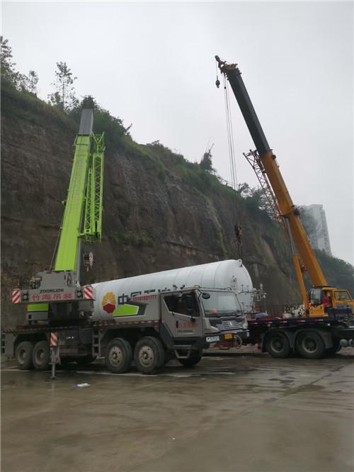 高县“不怕风雨冻”—— 吊车的 “恶劣环境适应” 技术